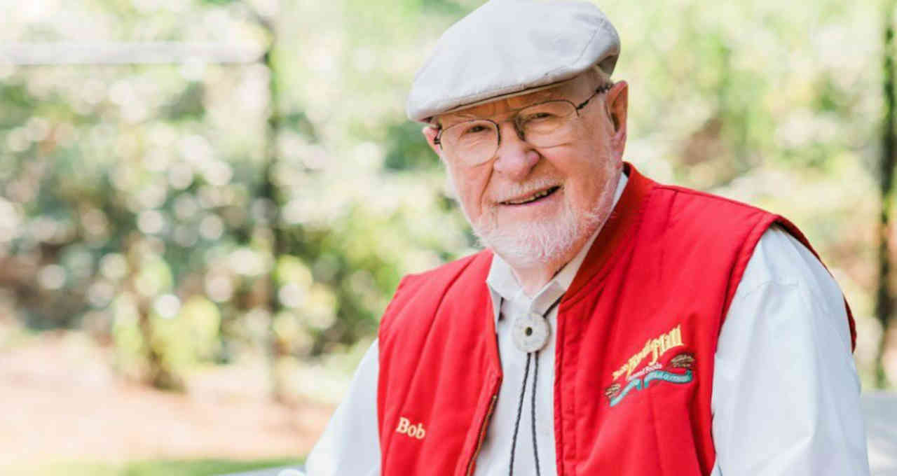 Foto do empresário Bob Moore de boina, sorrindo