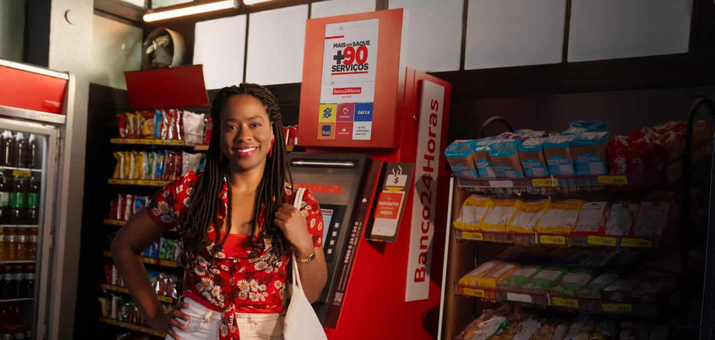 Mulher em frente ao Banco34Horas