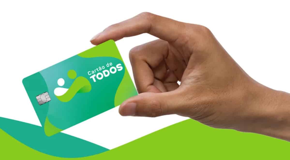 Imagem de uma mão segurando um cartão de todos