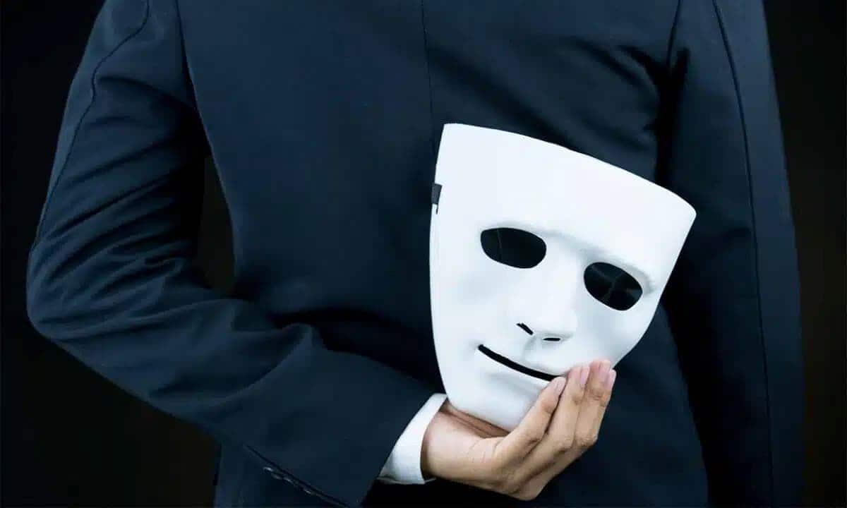 Suspeitos fingiam ser diretores de banco para aplicar golpes milionários.