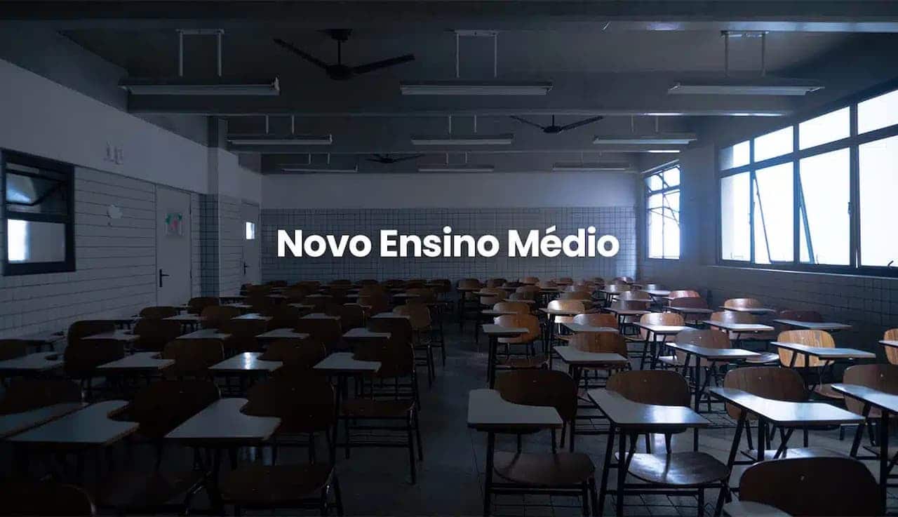 Imagem de uma sala de aula, no centro está escrito "Novo ensino médio".