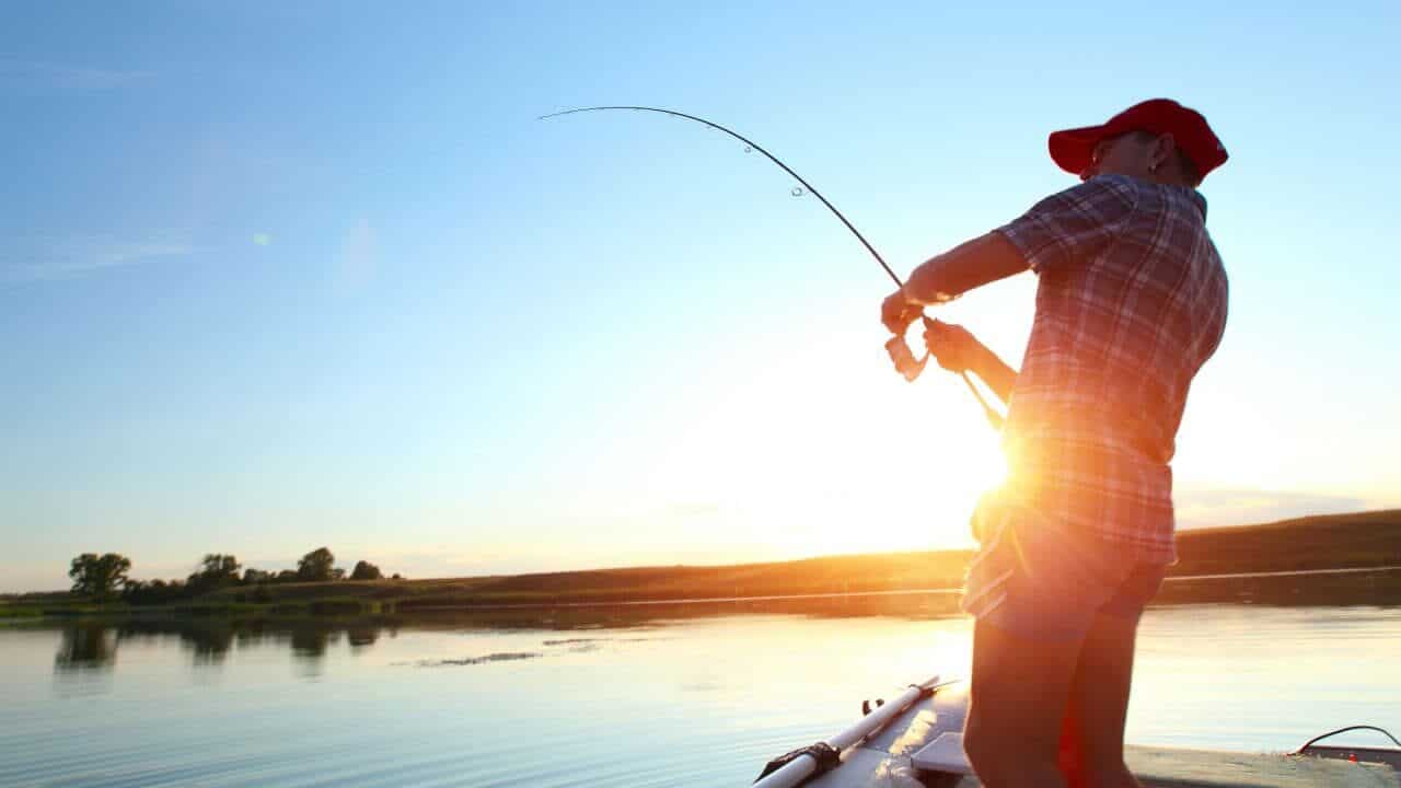 Pescador em cima de um barco representando o seguro defeso.