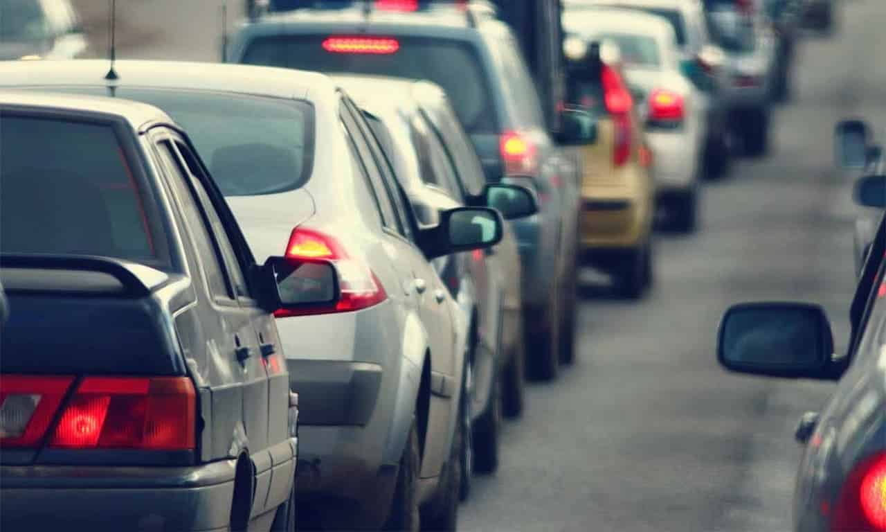 vários carros parados em fileira no trânsito