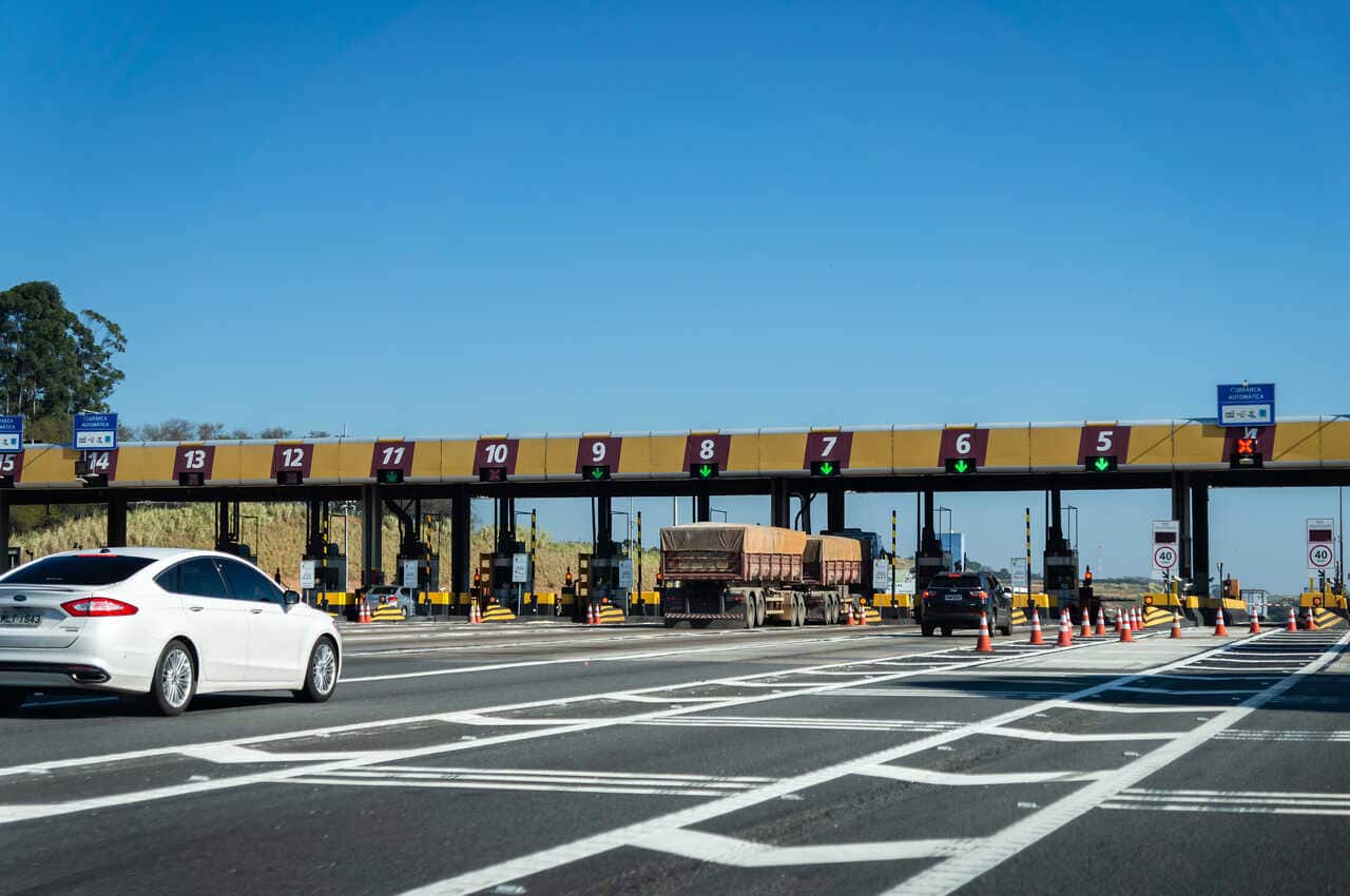 Rodovia com um pedágio com vários guichês