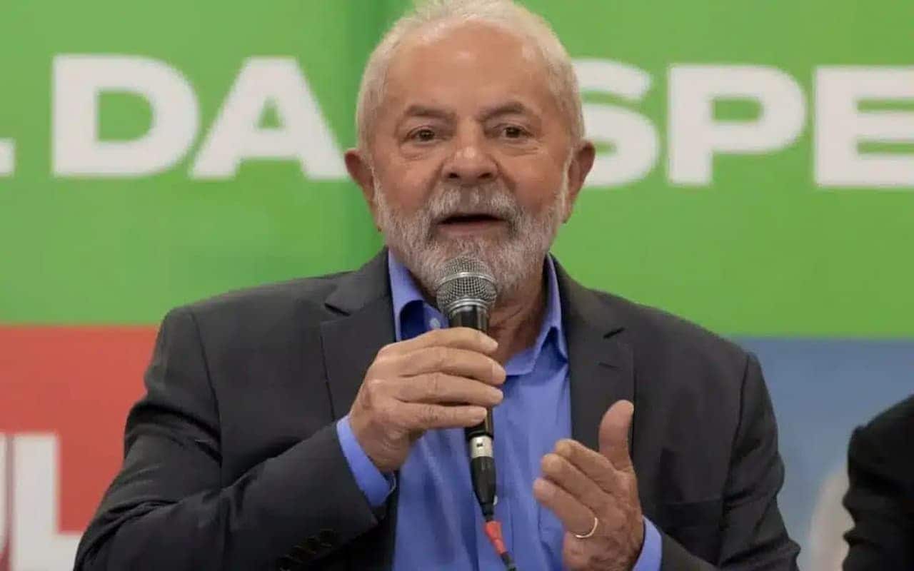 Presidente Lula discursando com microfone