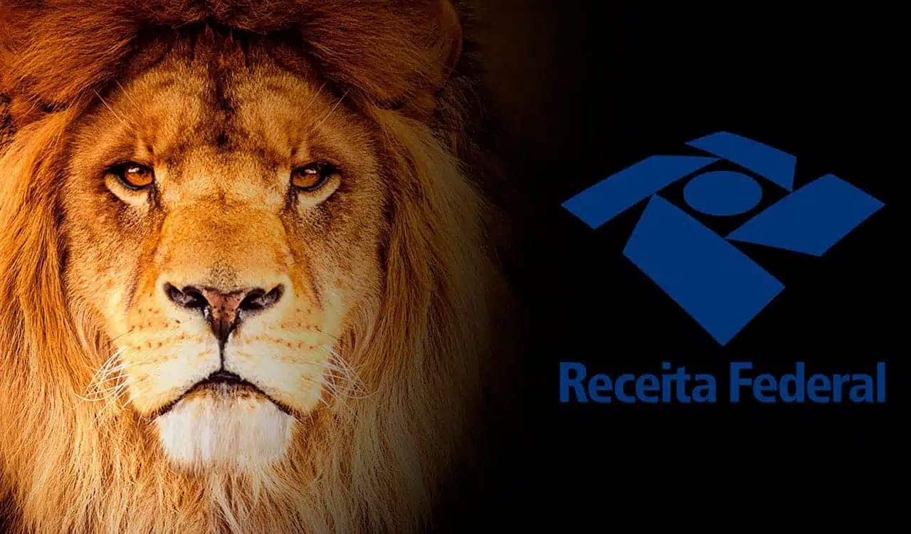 A imagem mostra o leão da Receita Federal, considerado o símbolo do Imposto de Renda, ao lado do logo da Receita Federal.