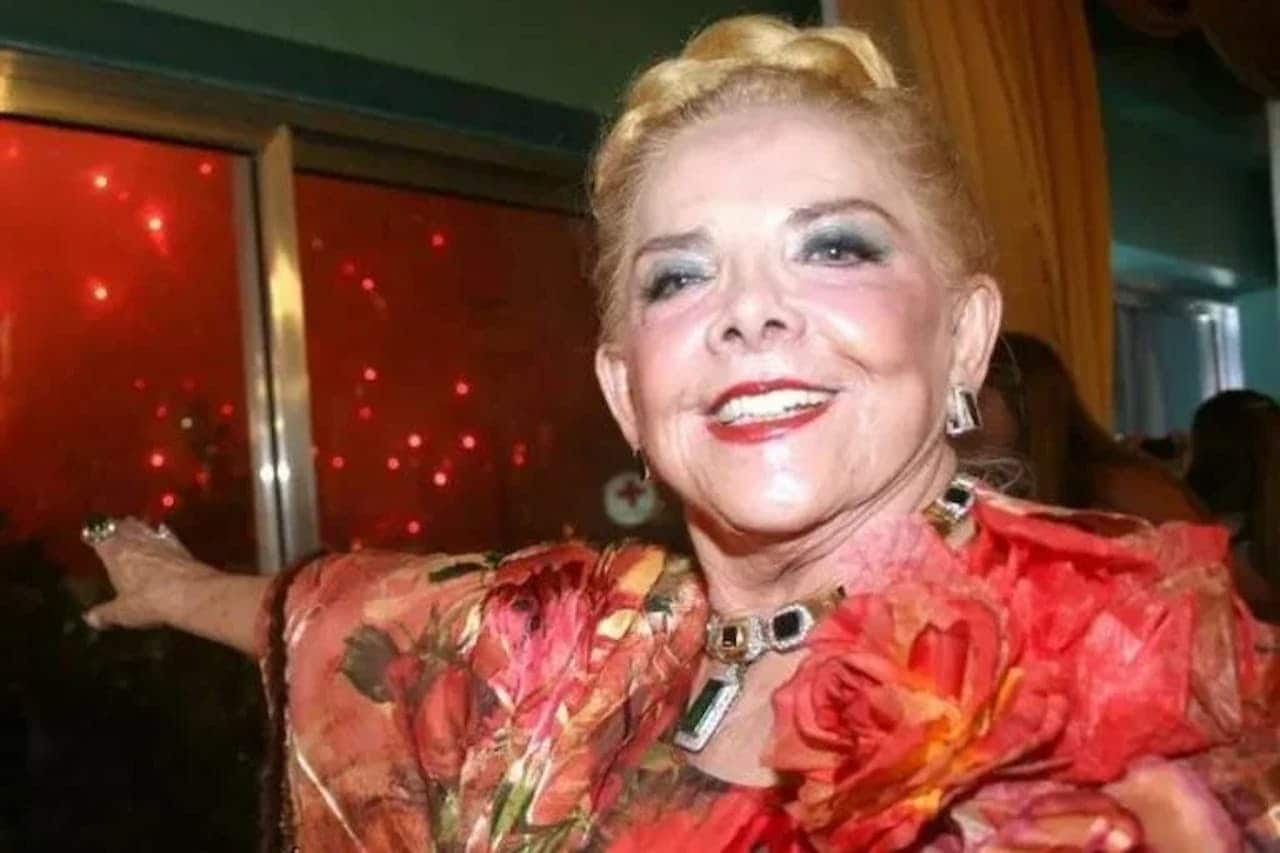 Imagem da socialite Regina Lemos sorrindo