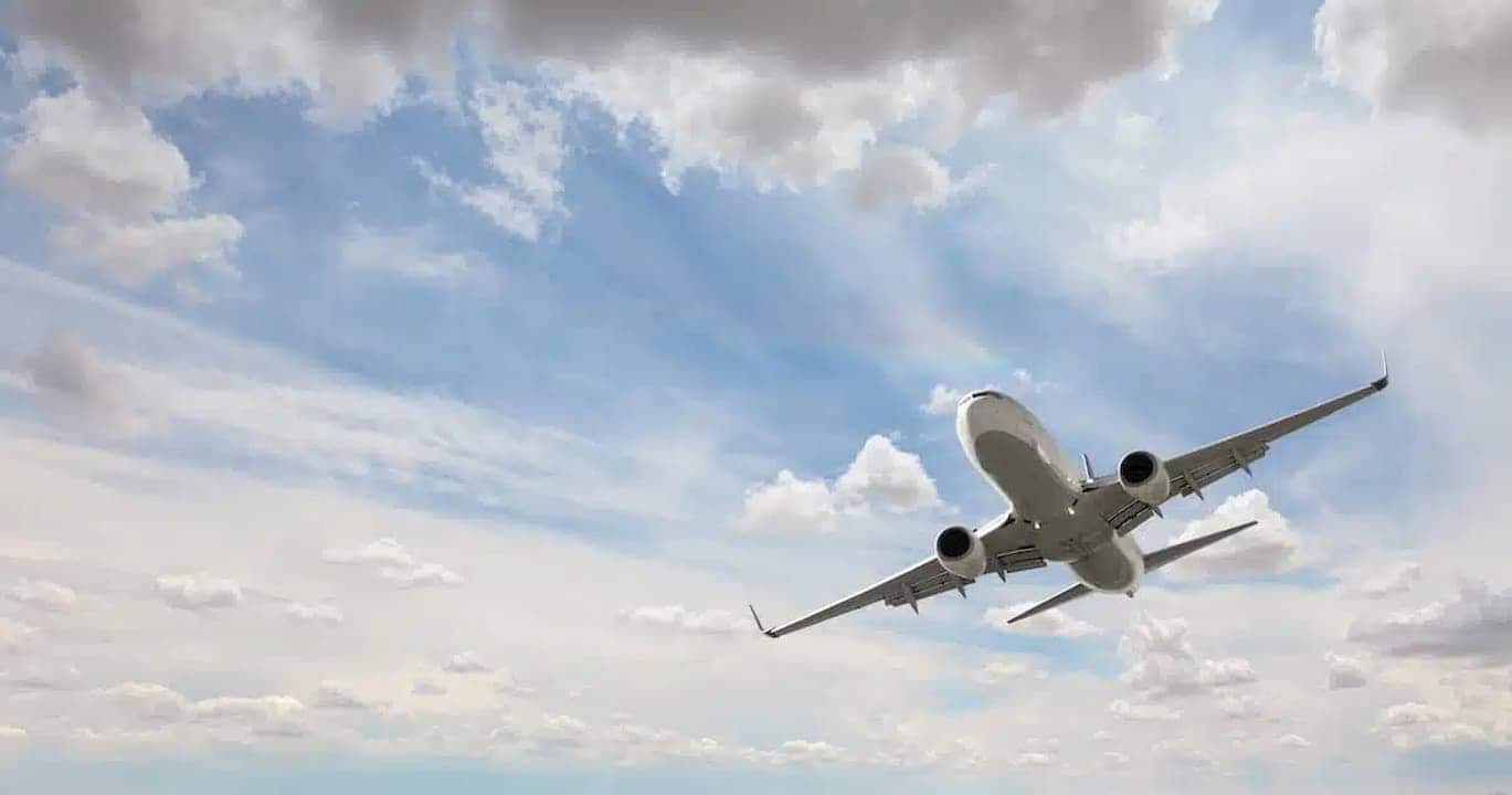 Avião branco em pleno voo