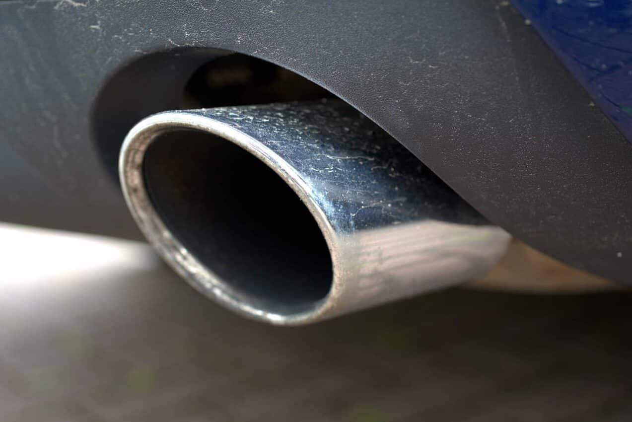 Escapamento de um carro turbo