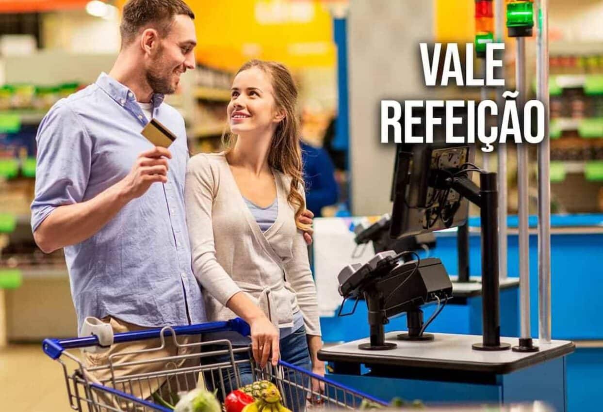Imagem de um homem e uma mulher realizando uma compra de mercado com um cartão. Ao lado, o texto "vale refeição"