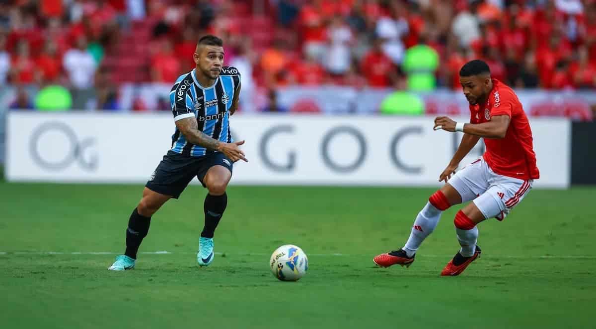 Grêmio e Internacional em campo.