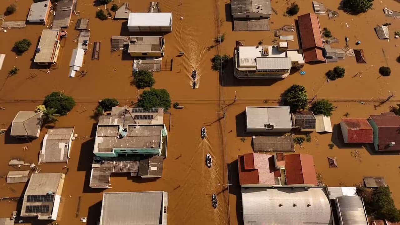 Imagem das casas no meio da inundação na cidade de Canoas, RS