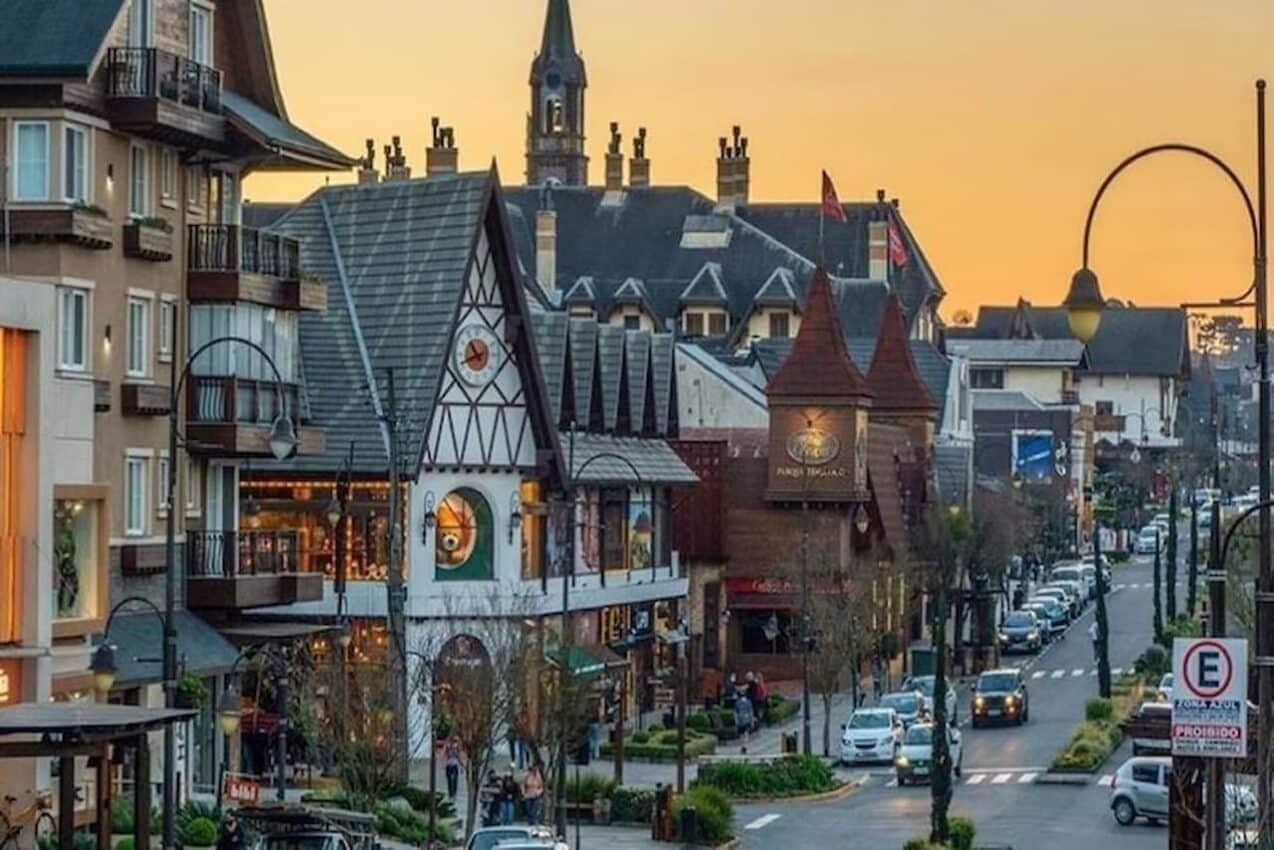 Imagem de uma rua da cidade de Gramado, RS