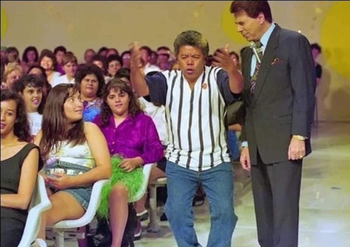 Roque, assistente de palco, ao lado de Silvio Santos.