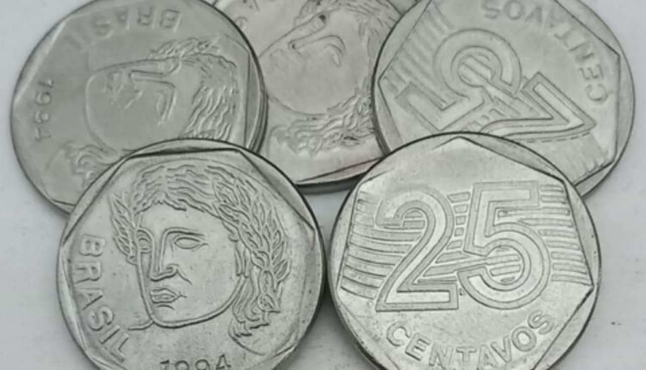 Imagem de várias moedas de 25 centavos