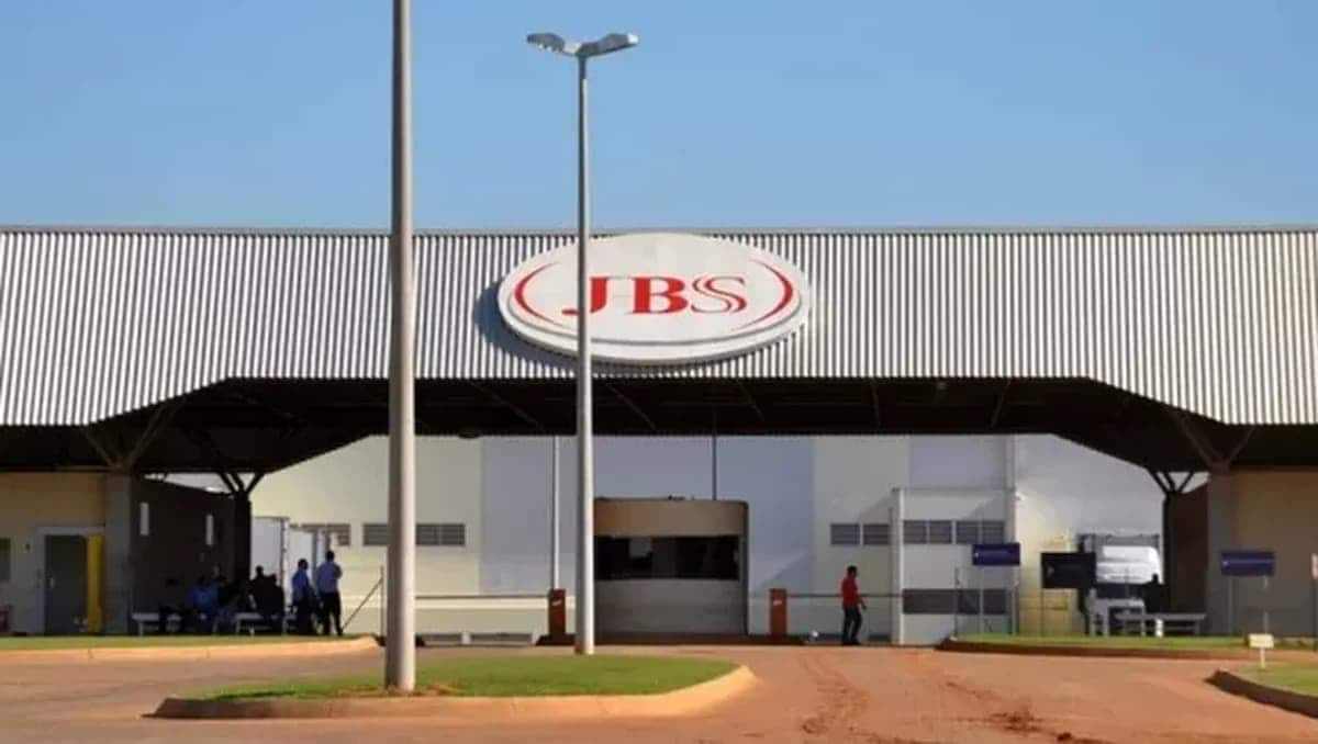 JBS ajuda RS com doação de carne para marmitas