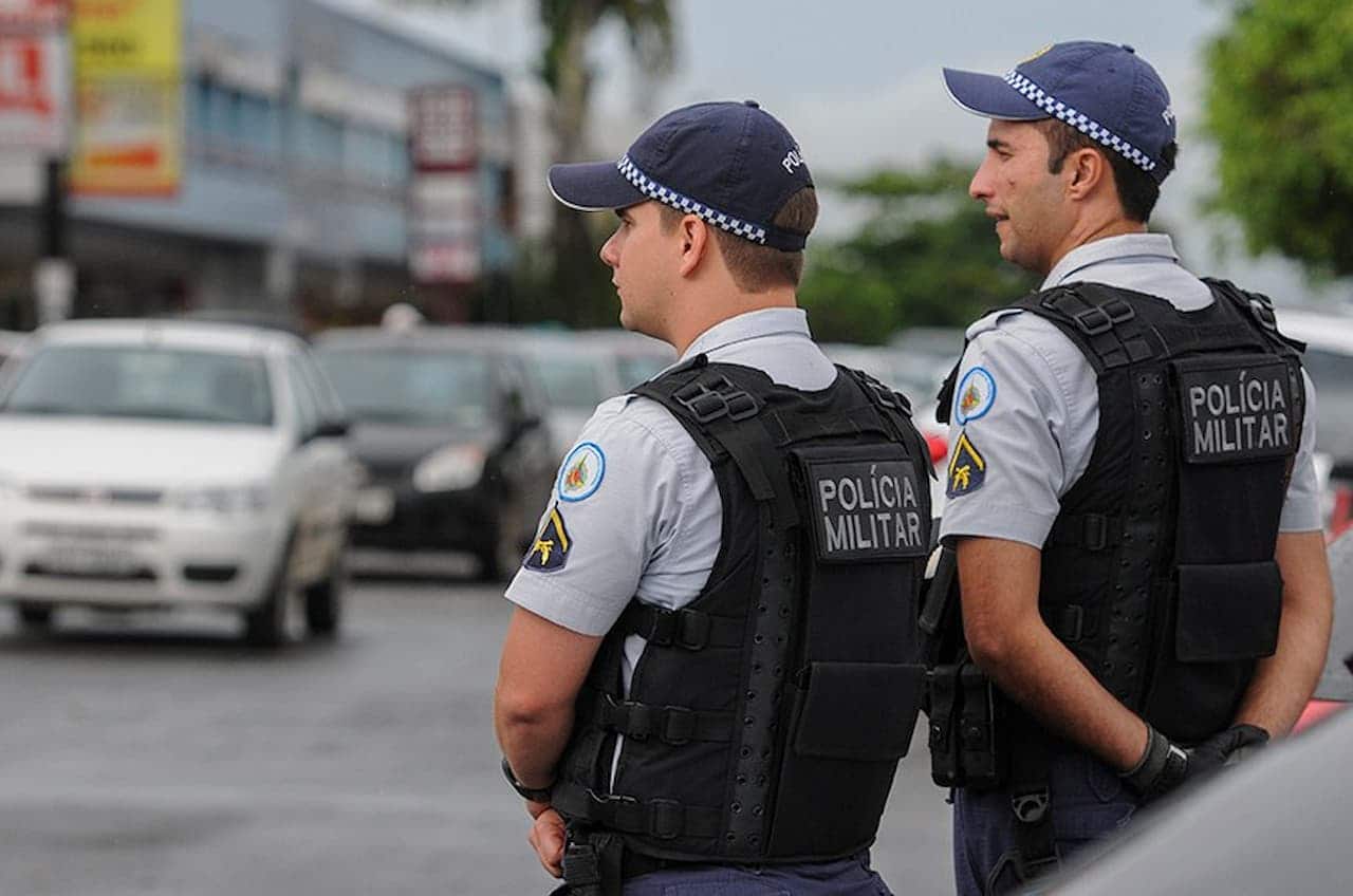 Dois policiais militares
