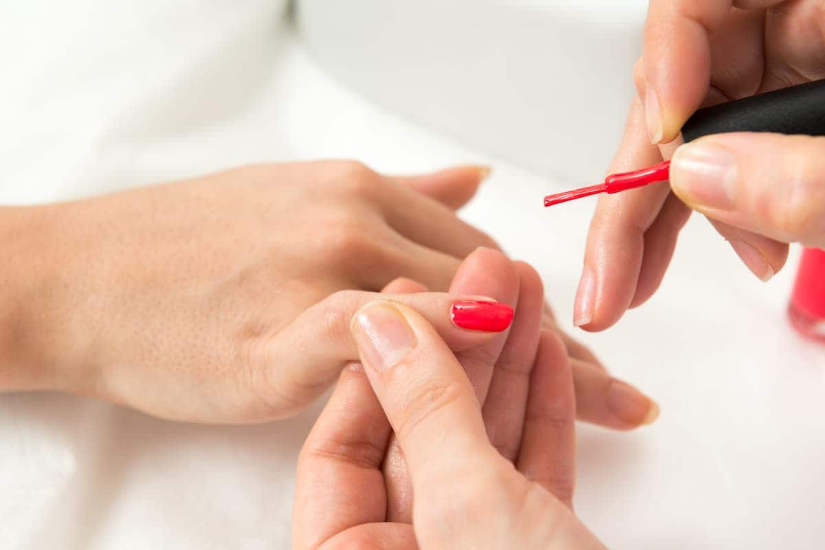 Anvisa alerta para que pessoas registrem reações adversas a cosméticos.