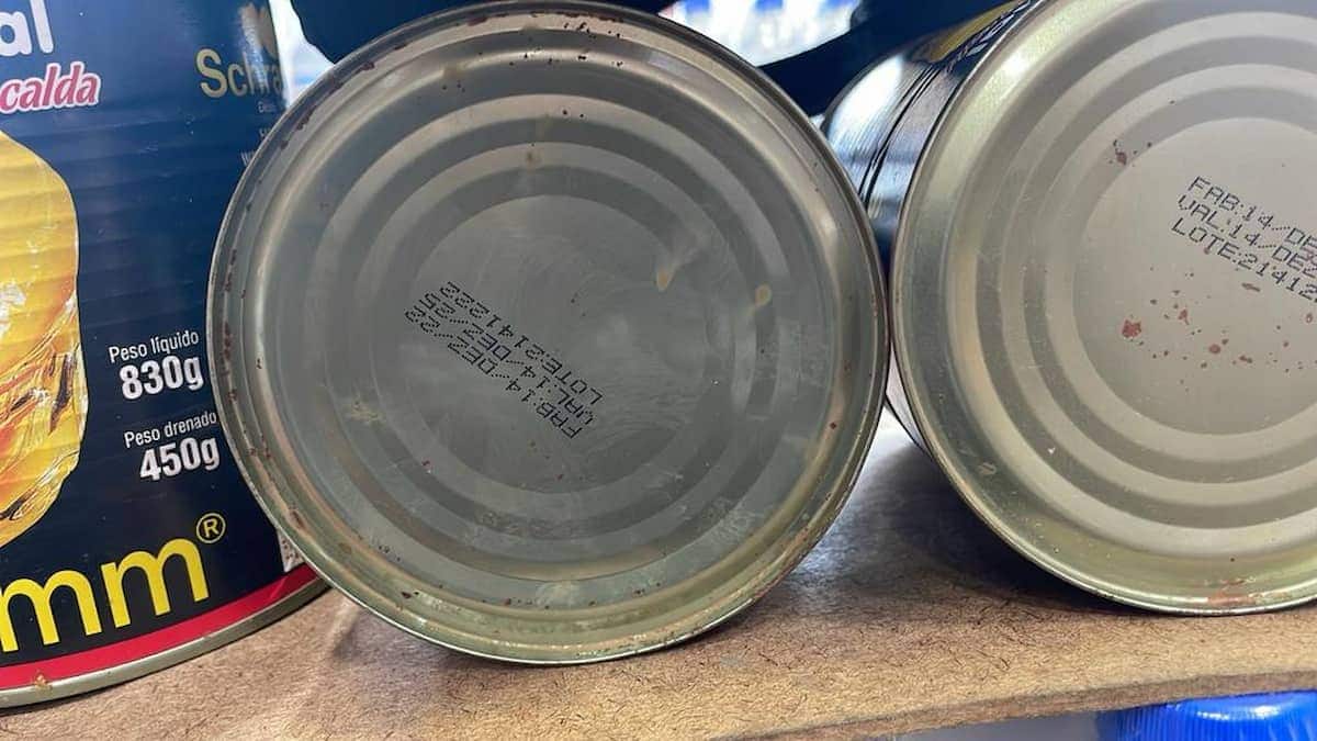 Lata danificada em atacado em Porto Alegre que comercializava produtos submersos na enchente.