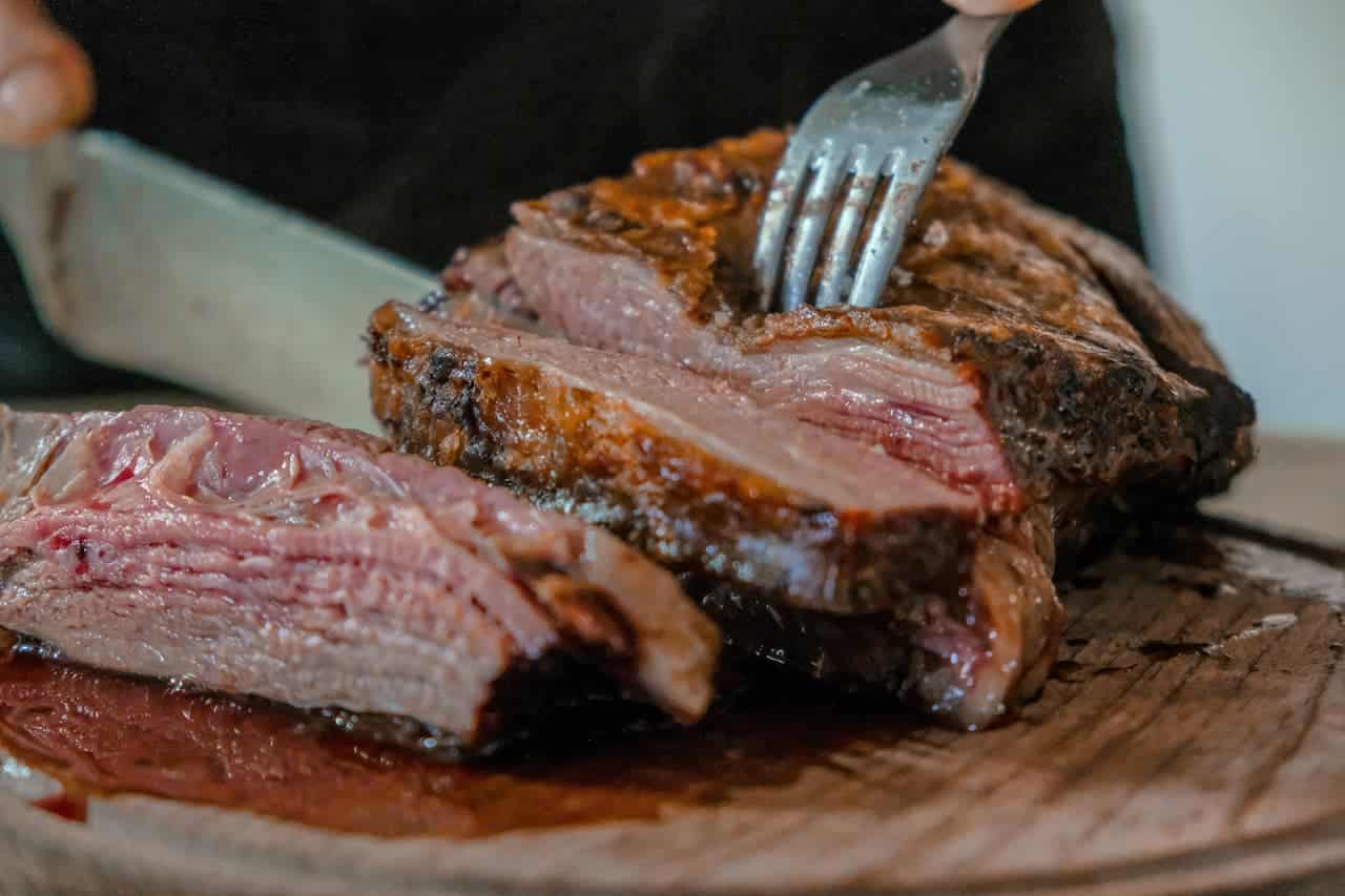 Carne de churrasco sendo cortada