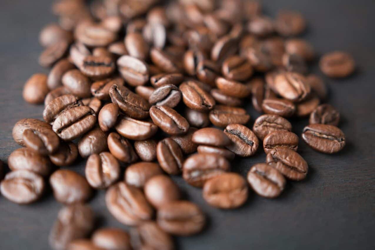 Vários grãos de café torrado cafeeiro falência