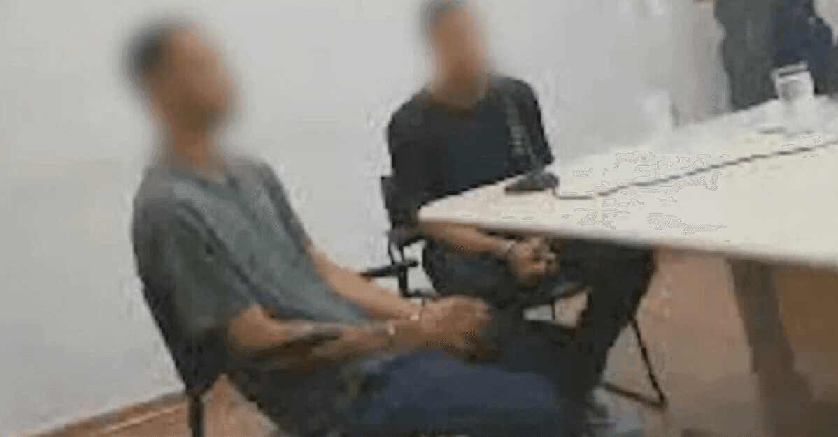 Homem sendo preso em audiência