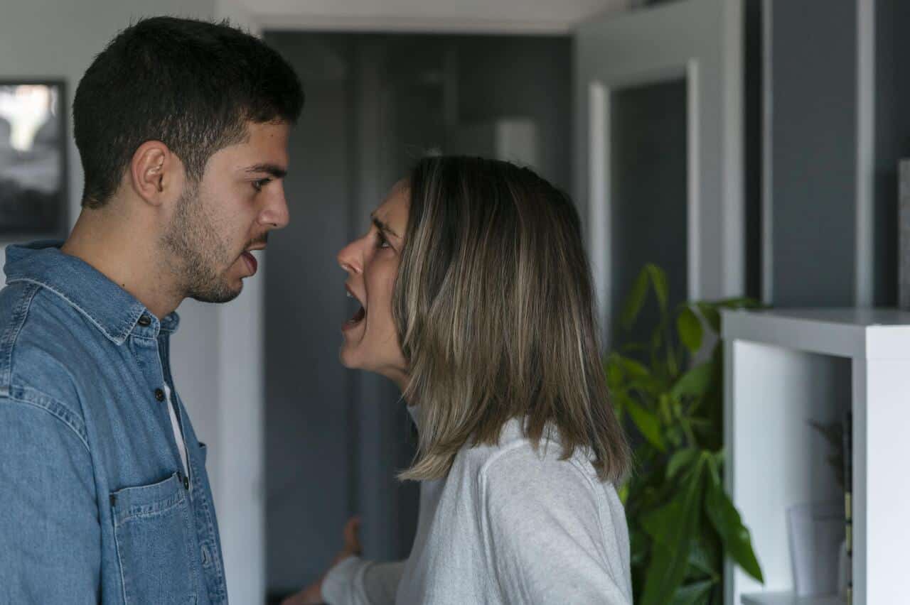 Casal brigando