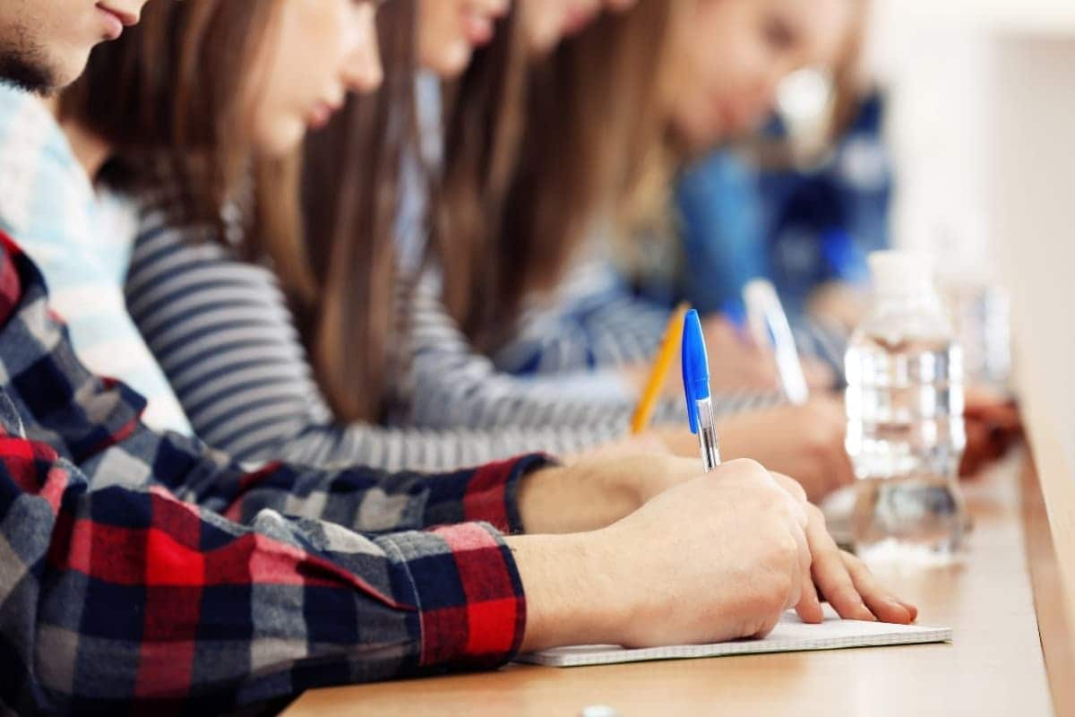 Estudar nas férias para o enem: 10 dicas para equilibrar estudo e descanso