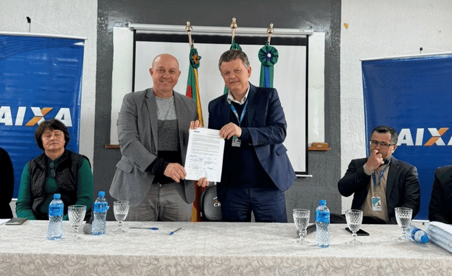 O prefeito de Campina das Missões, Carlos Justen, e o superintendente executivo de Habitação da CAIXA, Lucio Roberto Hackenhaar. Divulgação CAIXA