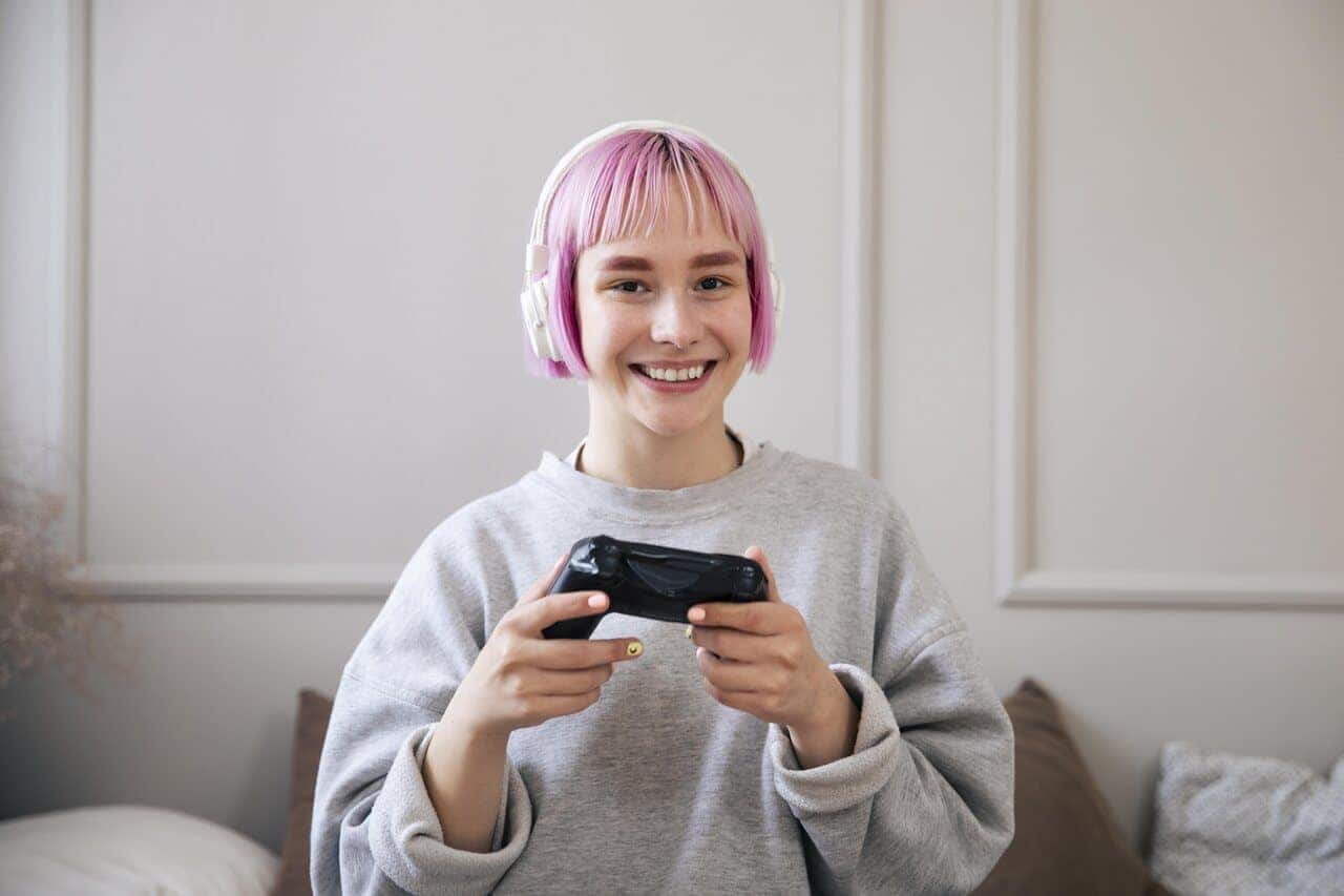Mulher jogando videogame