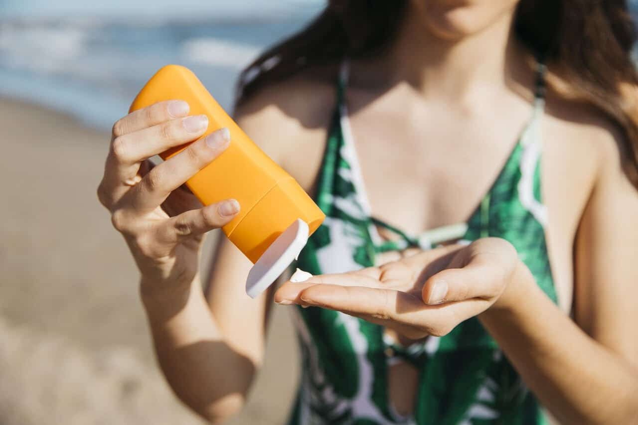 Protetor solar e outros cosméticos são suspensos pela Anvisa; confira os produtos proibidos