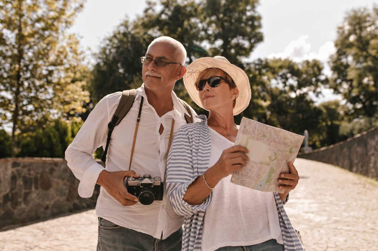 Casal de idosos numa viagem