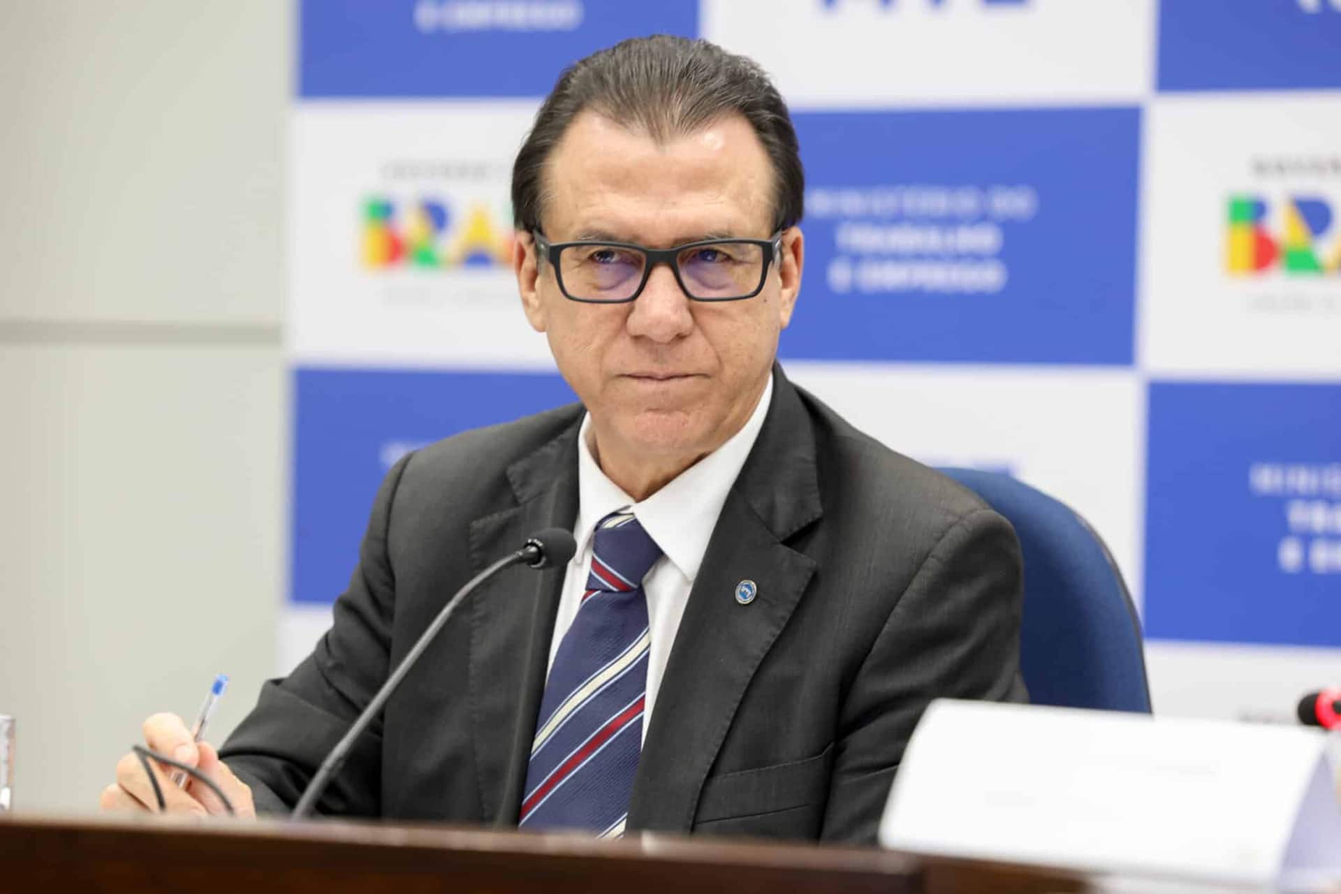 Ministro apresenta pacotaço para reduzir jornada e extinguir a 6x1