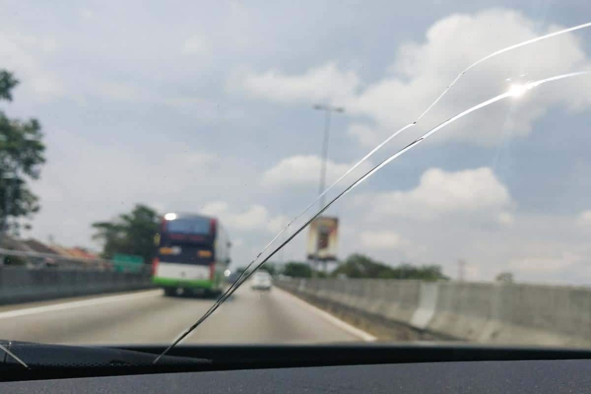 Existe multa por vidro trincado? Entenda