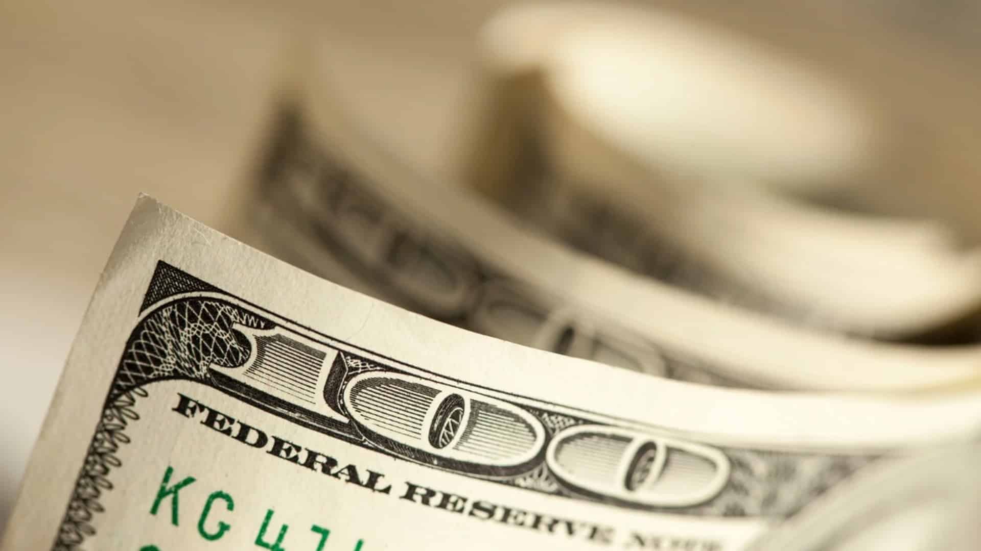 Dólar recua à medida que investidores analisam dados econômicos recentes