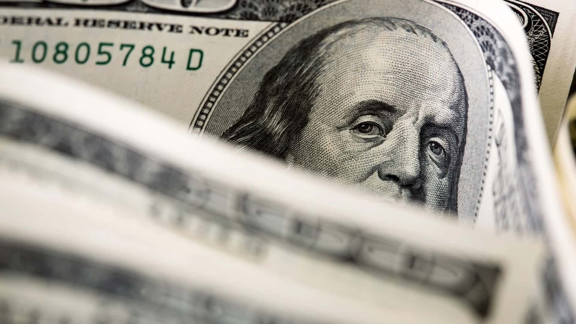 Moeda americana mantém queda e testa nível de R$ 5,00