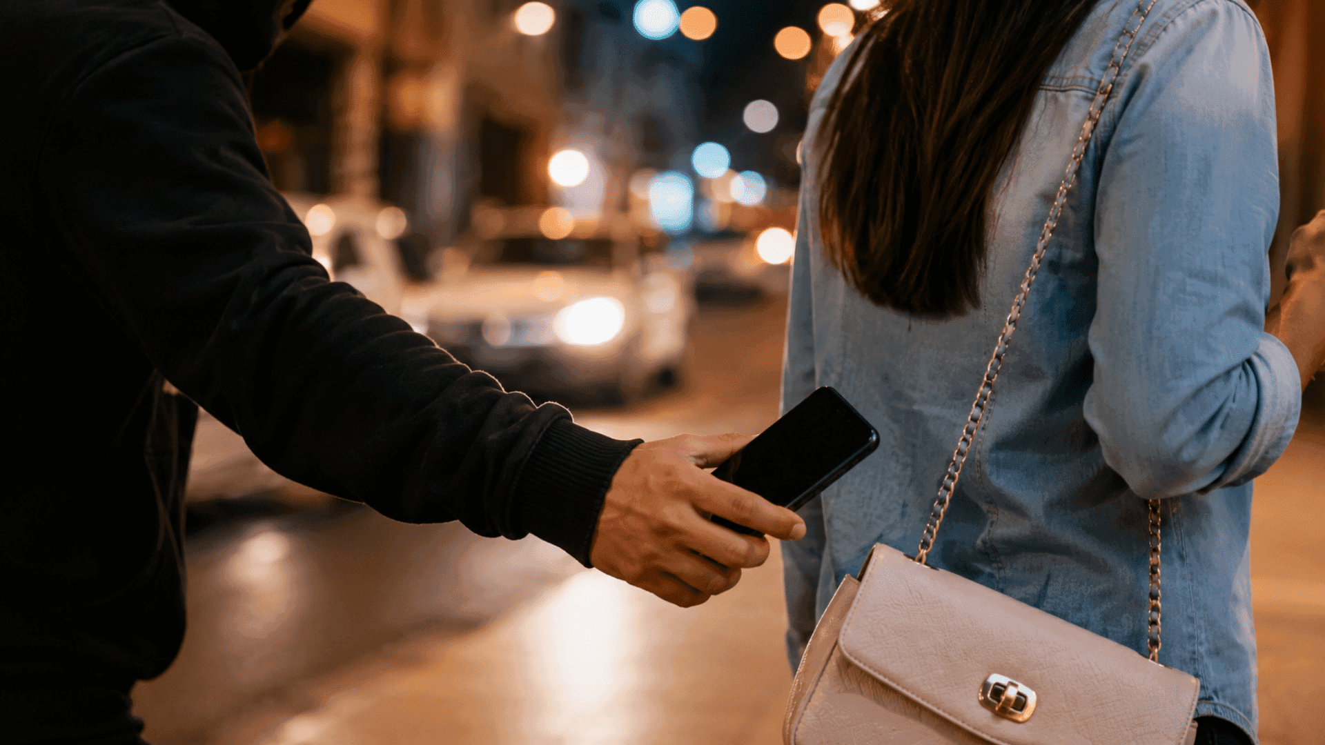 Roubo de celular passa a ter pena maior após nova lei