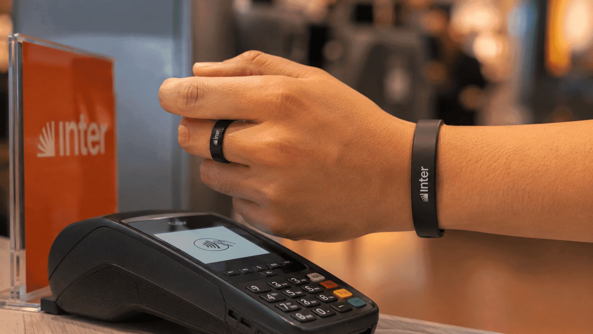 Inter lança nova linha de wearables para compras sem cartão
