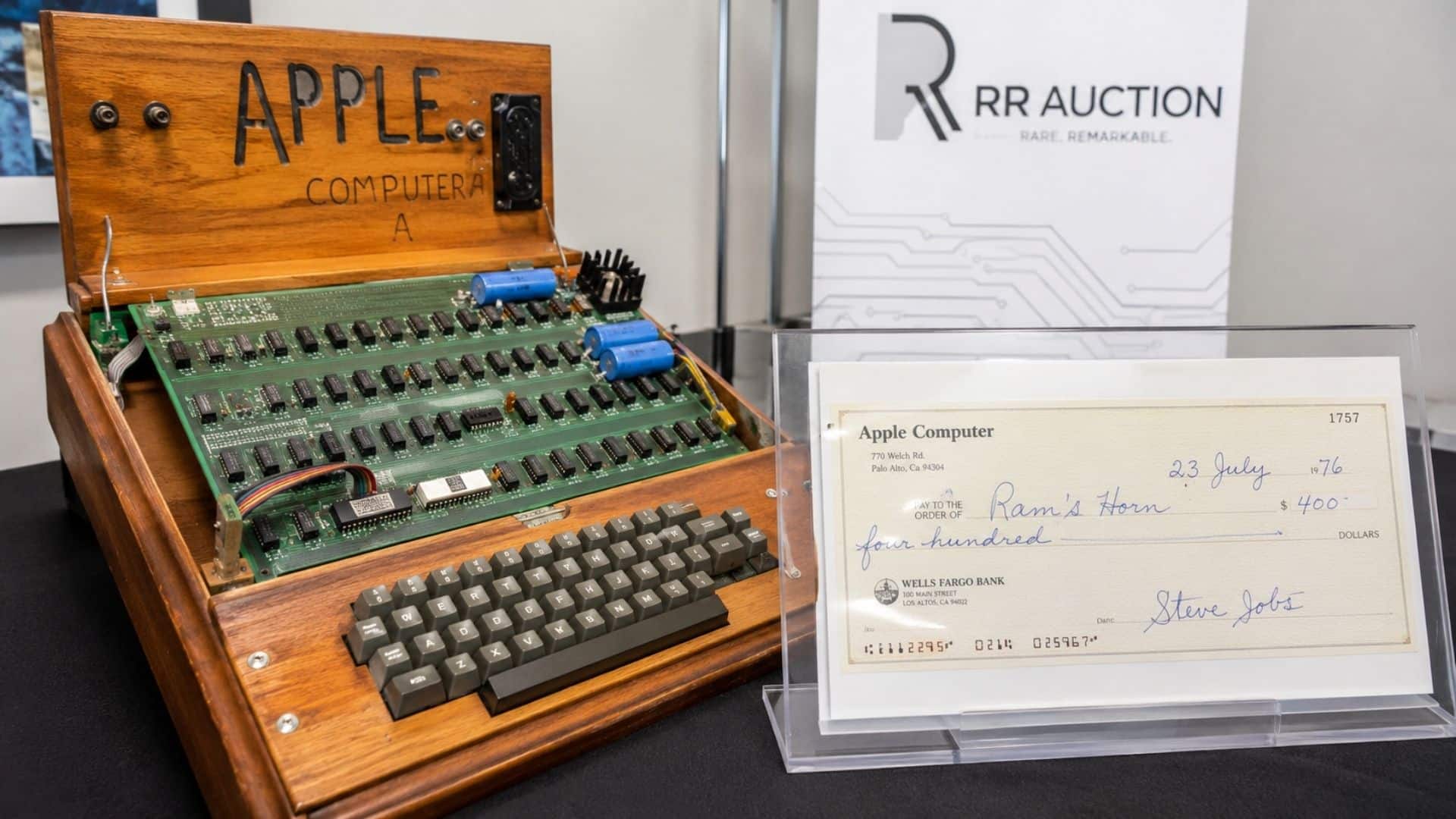 Leilão reúne Apple-1 e cheque original assinado por Steve Jobs