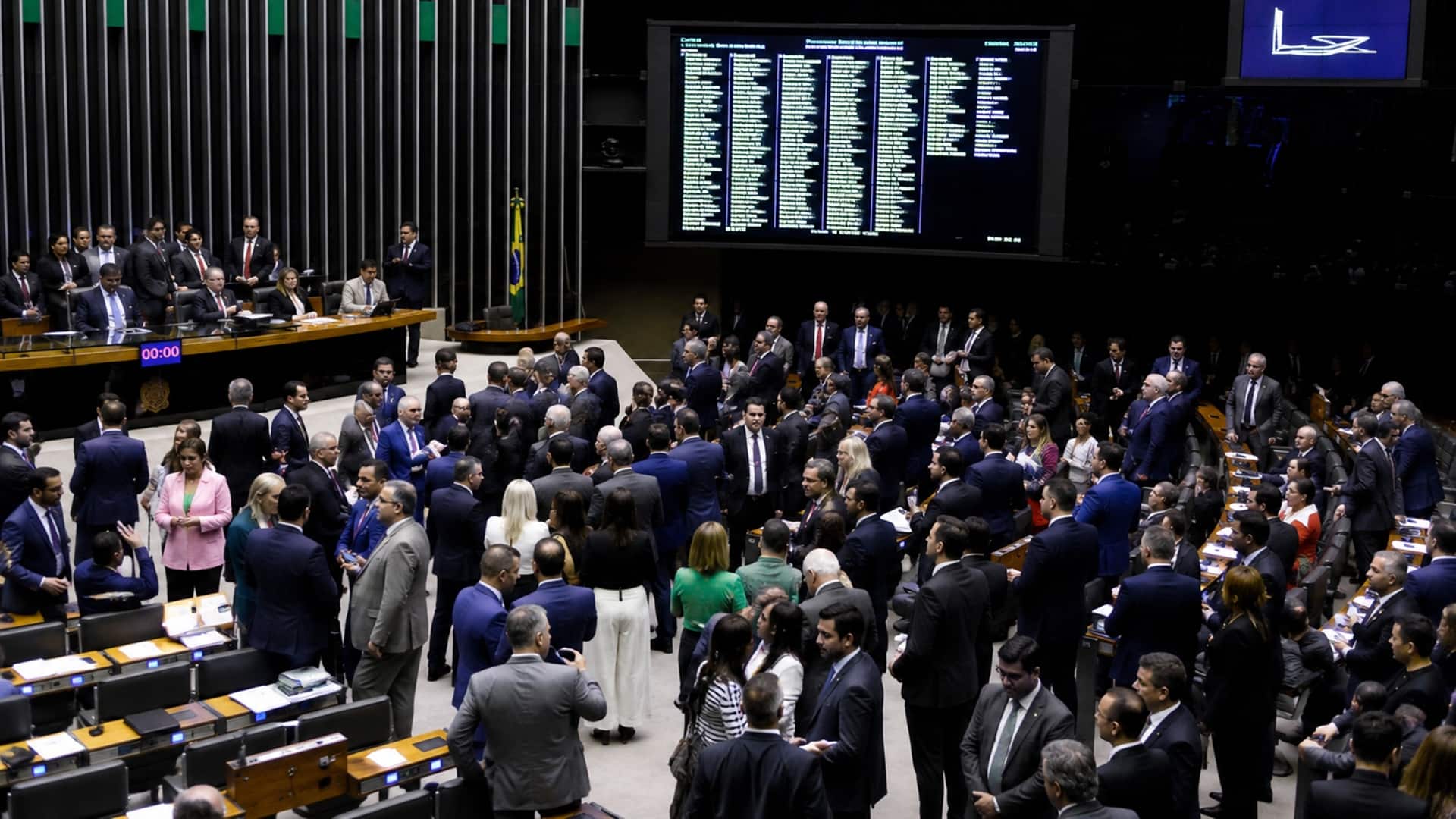 Agosto terá debate sobre fim da escala 6×1 e PEC da Segurança Pública