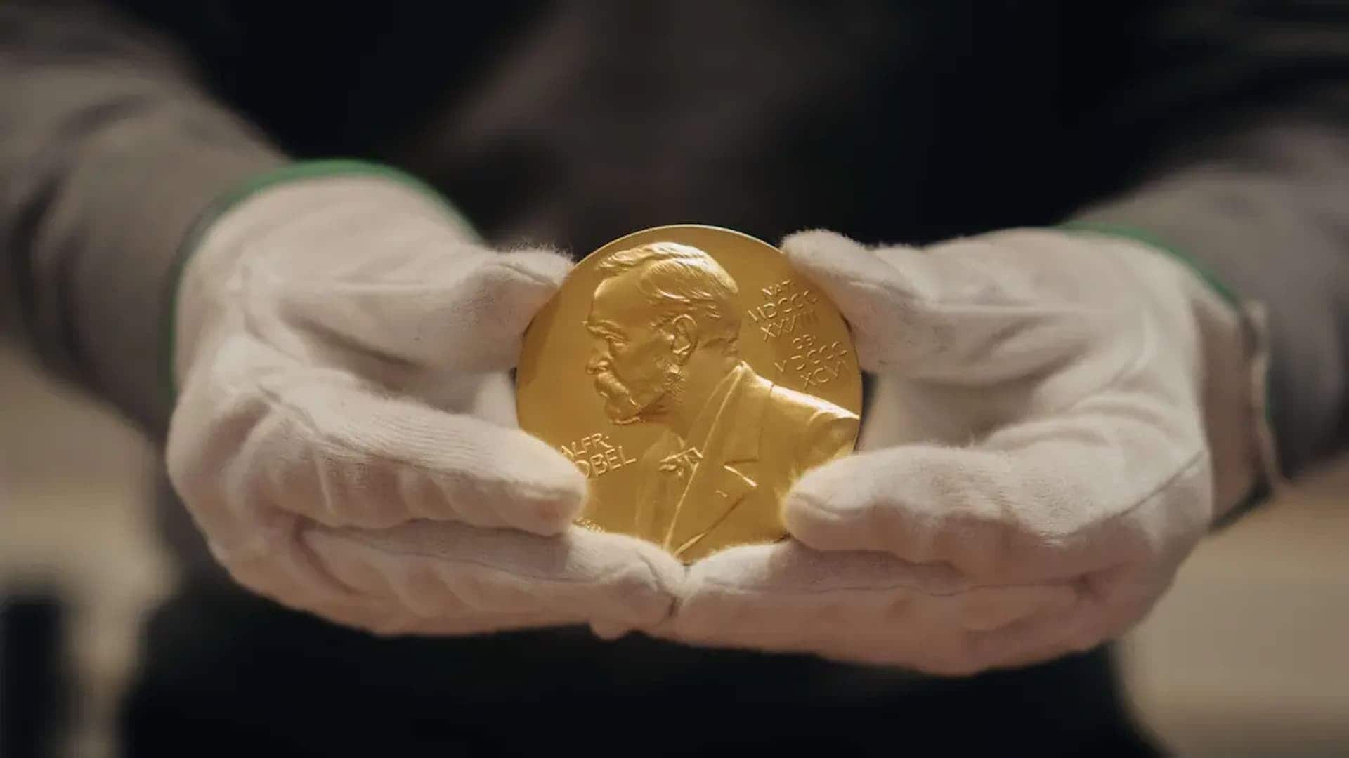 Nobel de Economia defende o Pix e acusa Trump de atacar sucesso do Brasil