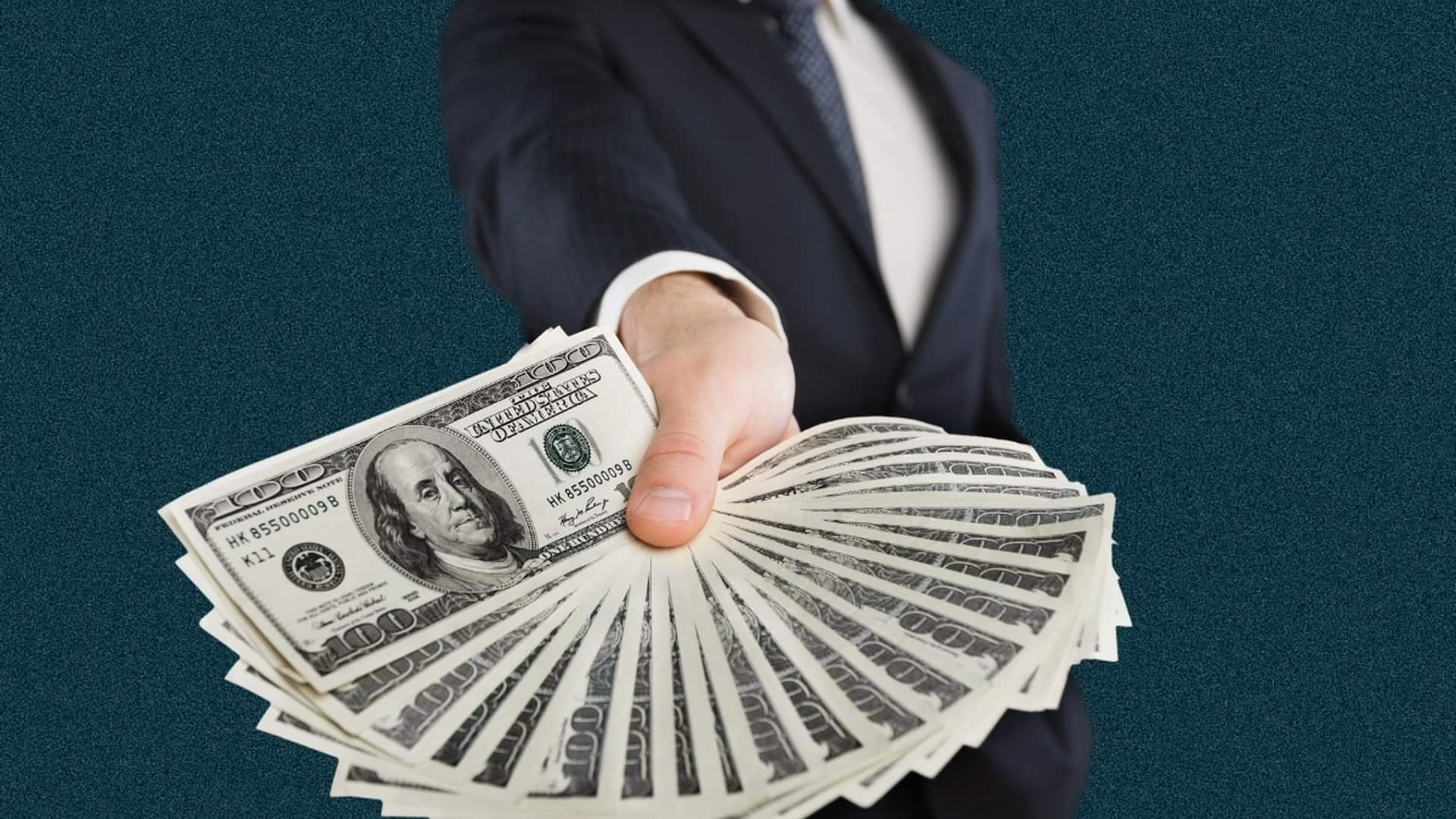 Dólar fecha em queda a R$ 5,12 e Ibovespa recua aos 135 mil pontos
