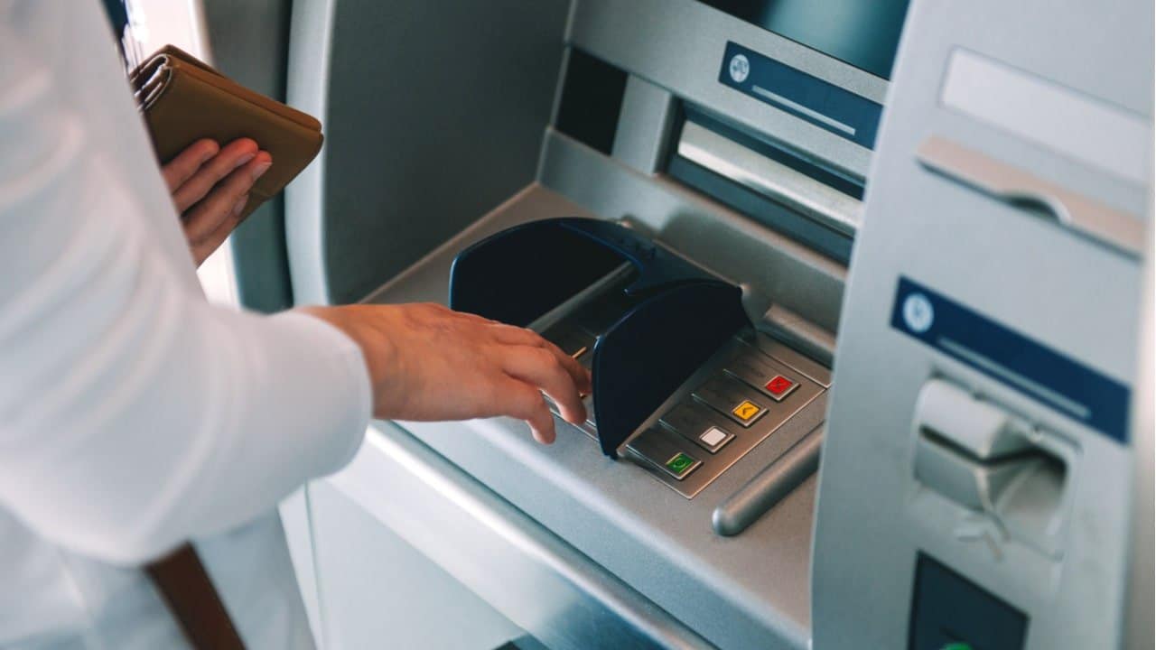 Nova regra aumenta concorrência entre bancos e fintechs, como Nubank, reduzindo taxas de saques e depósitos