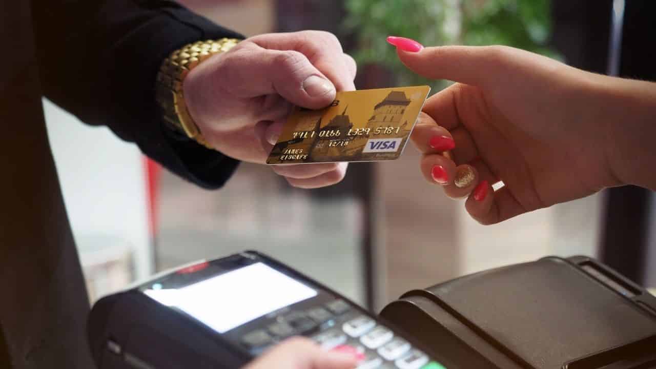 Emprestar cartão de crédito vale a pena? Veja os pontos positivos e negativos.