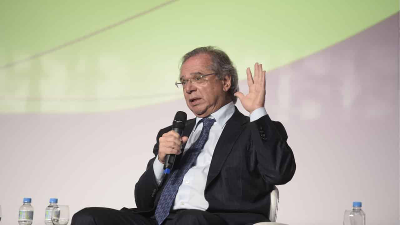 Governo cobra mais de bancos para compensar perda de R$ 3,6 bi em imposto sobre combustíveis