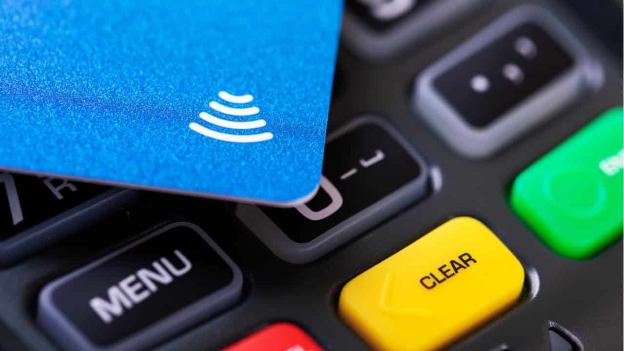 Vai curtir o Carnaval? Saiba por que pagamentos contactless é a opção mais segura – e quais bancos a oferecem!