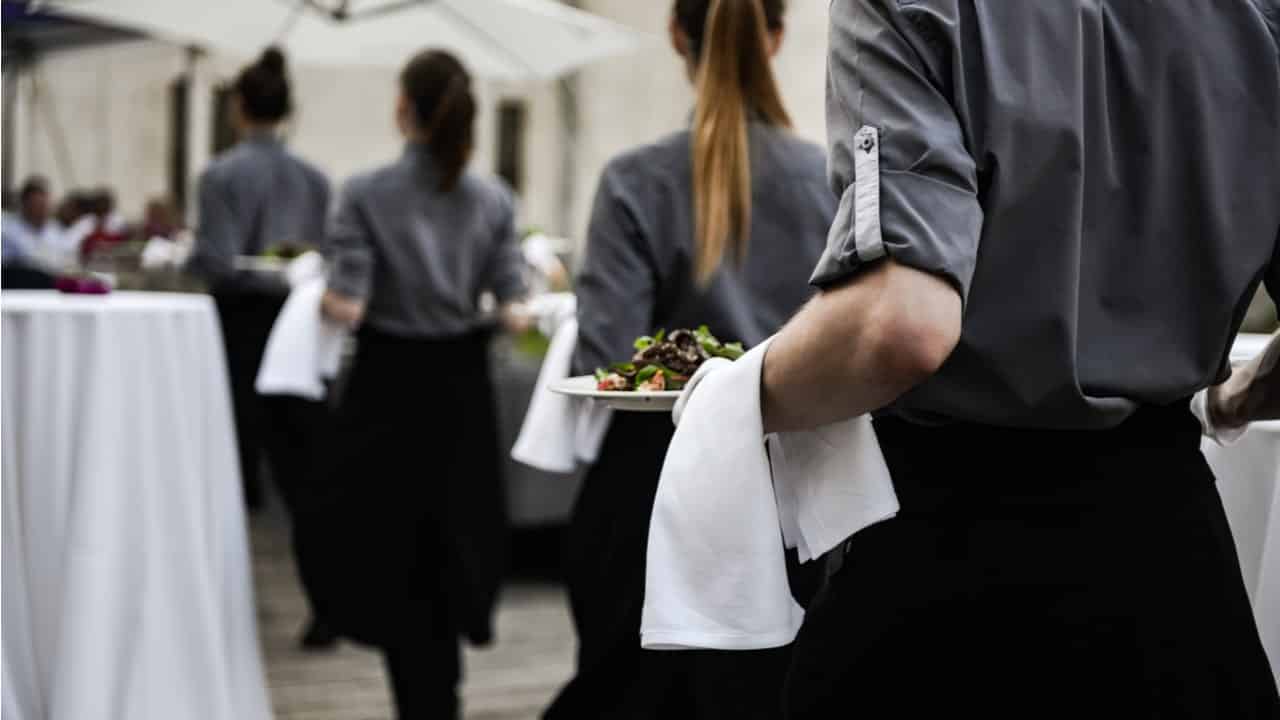 Governo pode pagar salários de funcionários de empresas afetadas pelo coronavírus