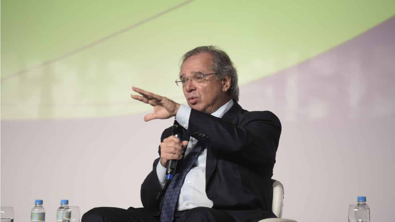 CONFIRMADO: 2ª parcela do décimo terceiro e abono serão antecipados, anuncia Guedes