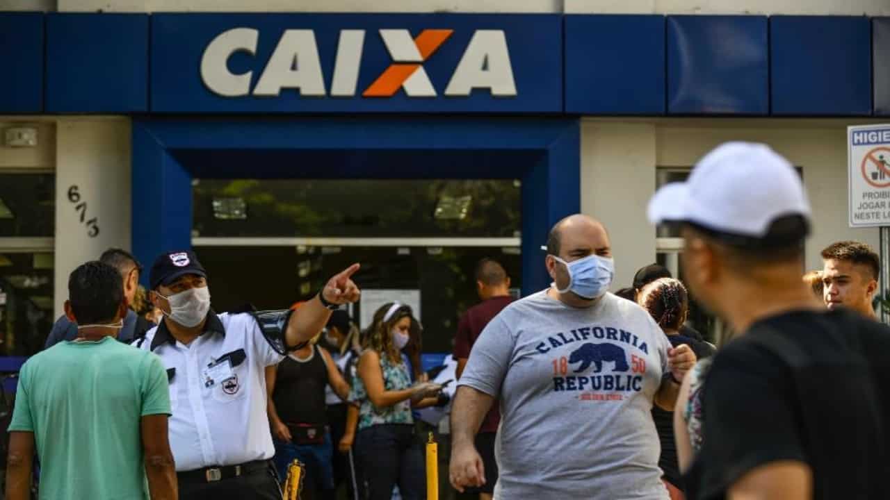 Aglomerações nas agências faz Caixa mudar data da 2ª parcela do Auxílio Emergencial
