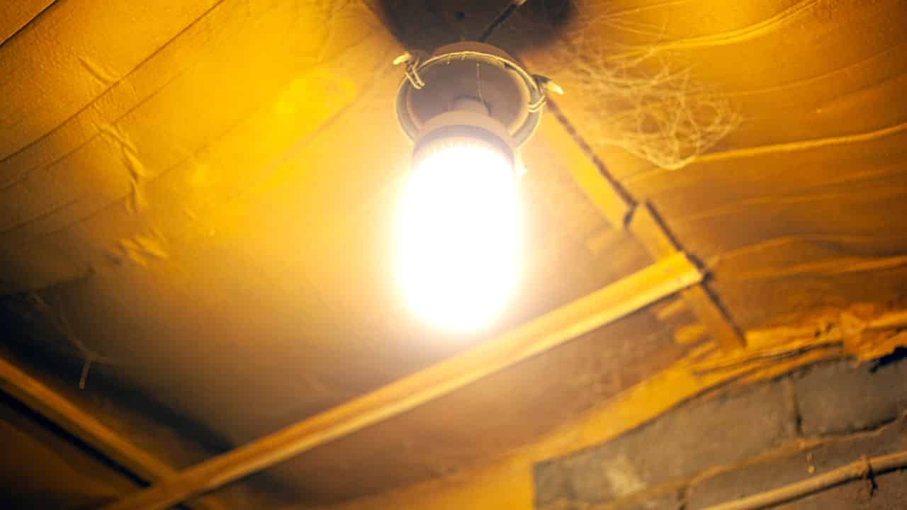 Auxílio emergencial ajuda a reduzir inadimplência em contas de luz atrasadas